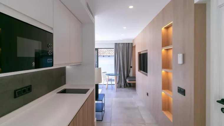 Cocina blanca con placa de inducción y frente gris