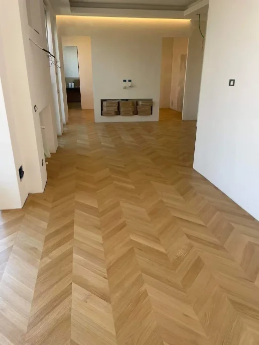 Parquet de roble en espiga recién colocado